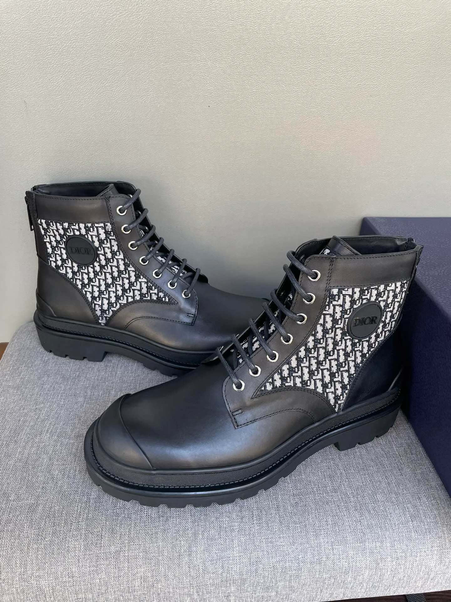[DIOR] Top P: 1000💰 Number of yards: 39~44 (38.45 custom-made, non-refundable) Dior Dior~ Winter series, original 1:1 development Casual men's leather shoes Heavy investment, shoes and boots are made of imported cowhide + imported Dior special fabric Not easy to deform black cowhide lining Dior large hardware inlay Original TPU vacuum outsole, black cowhide Black open edge beads Military green suede Black suede Khaki suede leather is crafted by a large factory, and the perfect product is only prepared for you who know your taste! Any comparisons are welcome.